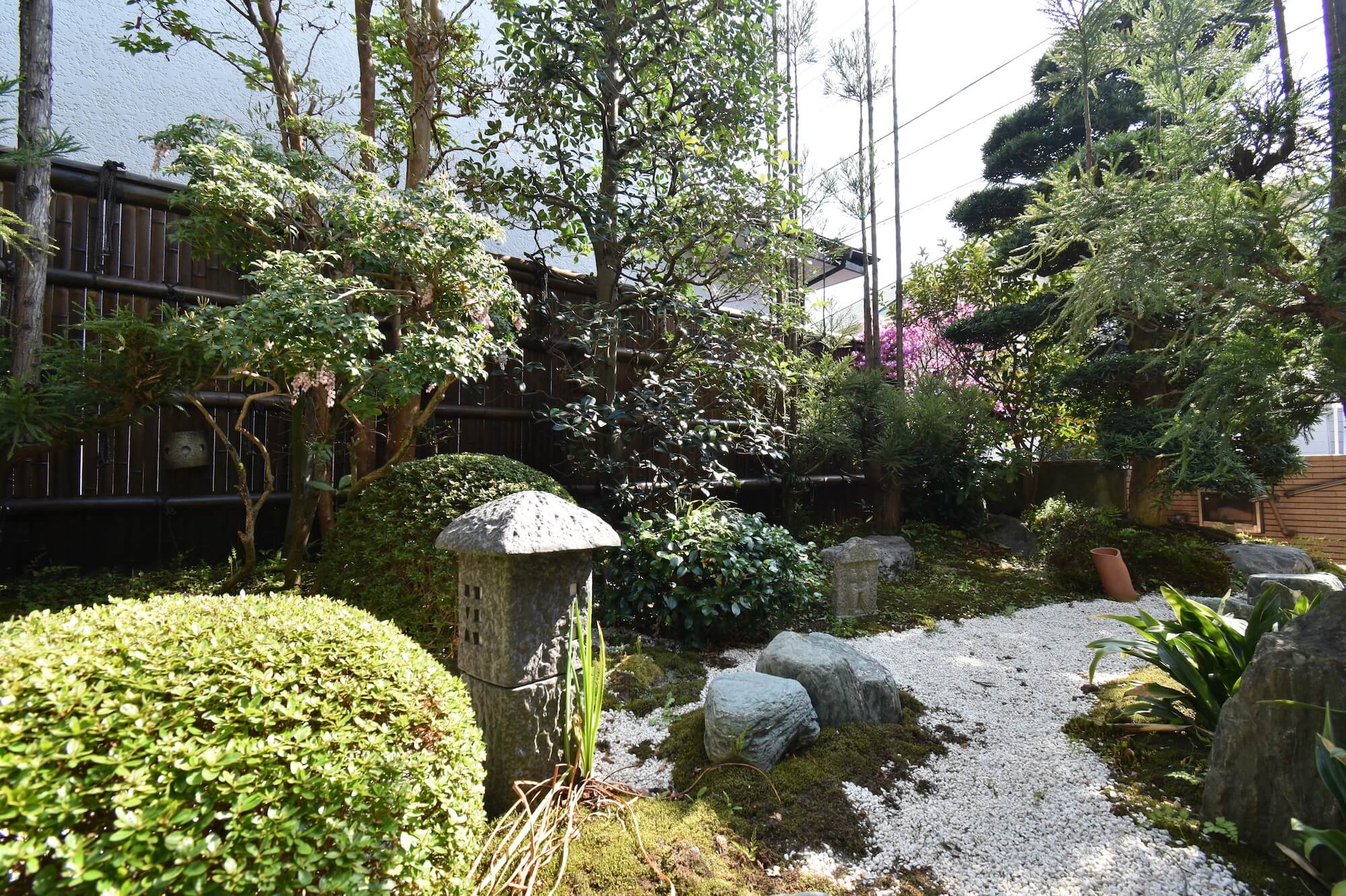 京都の枯山水をイメージした庭に整備をしました。